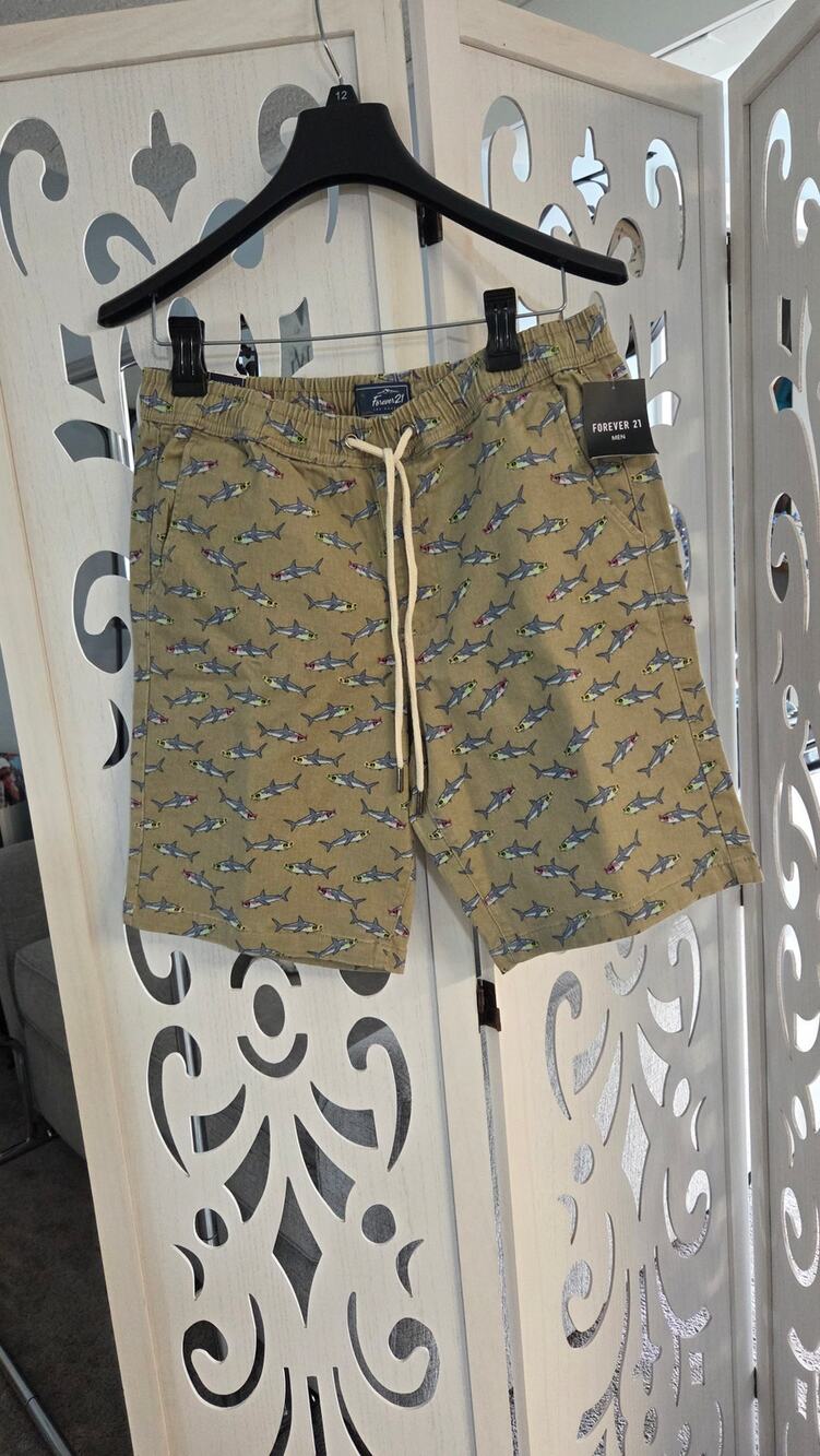 New Forever 21 Men's Swim Trunks Shorts 9" Inseam Khaki Shark Print Size M NWT